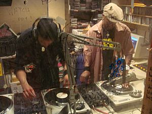 Dos DJs de Hip Hop, creando música mezclando música con varios reproductores.  Hypnotized (izquierda) y Baby Cee (derecha)