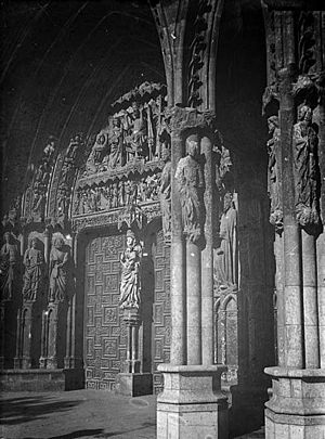 Archivo:Detall d'un portal de la porta principal de la catedral de Lleó (AFCEC MORELLO A 6021) (cropped)