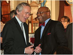 Archivo:Ed Markey and Mo Cowan at John Kerry farewell - 2013