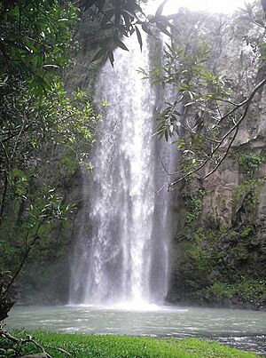 Archivo:El Chorrerón en San Fernando, Morazán, El Salvador - 2011