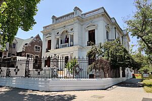 Archivo:Embajada de Haiti en Chile