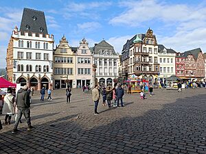 Archivo:En la plaza del mercado o "Hauptmarkt". Trier o Trèves. Alemania