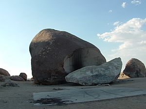 Archivo:Giant Rock in Landers, CA July 2008