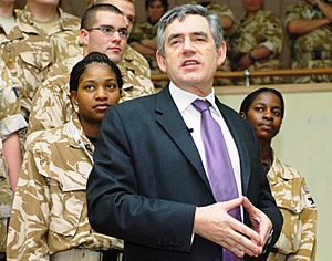 Archivo:Gordon Brown troop visit