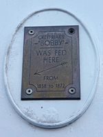 Archivo:Greyfriars Bobby plaque, Forest Road Edinburgh