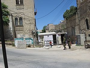 Archivo:Hebron Israeli settlement - "Makhsom Shoter"