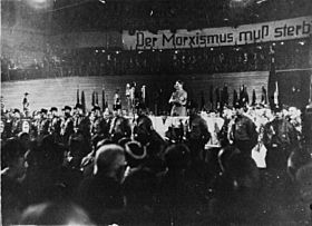 Archivo:HitlerEnElPalacioDeLosDeportesDeBerlín1933