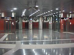 Archivo:L10 Metro de Barcelona 059