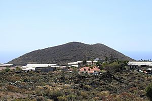 Archivo:La Palma - Los Llanos - Todoque + Montaña de Todoque (Plaza Todoque) 01 ies