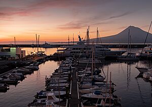 Archivo:Marina of Horta at sunrise, Faial Island, Azores, Portgual (PPL2-Enhanced) julesvernex2