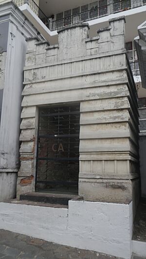 Archivo:Mausoleo de Jorge Carrera Andrade