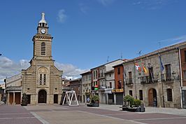 Vista de la Plaza de España de Melgar de Fernamental; a la derecha, la casa del Ayuntamiento; a la izquierda, el Centro Cultural Santa Ana