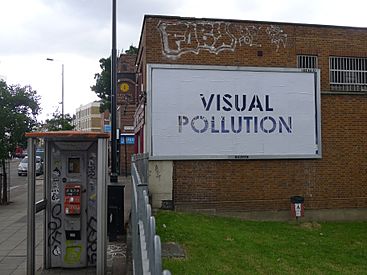 Archivo:Mobstr - Visual Pollution, London (5914547783)