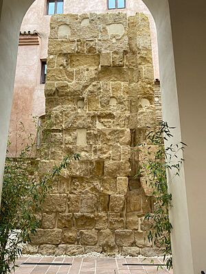 Archivo:Muralla Alcazar Andalusi Cordoba 1
