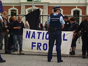Archivo:NZ NF counter-protest