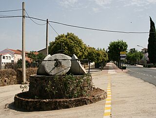 Perales del Puerto maalstenen uit oliemolen.jpg