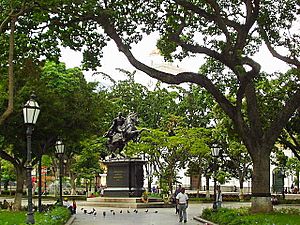 Archivo:PlazaBolivar2004-8