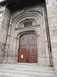 Archivo:Portada de la iglesia de Mombeltrán
