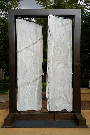 Archivo:Puertas de Contoy, escultura de Ángela Gurría