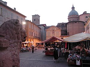 Archivo:Reggio emilia piazza san prospero sera