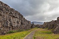 Archivo:Roca de la Ley, Parque Nacional de Þingvellir, Suðurland, Islandia, 2014-08-16, DD 019
