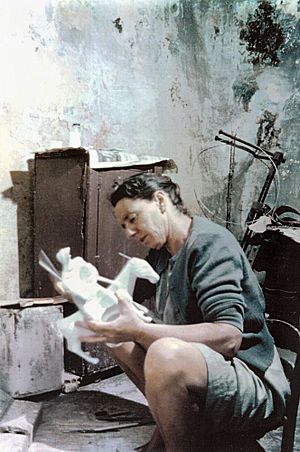 Archivo:StateLibQld 1 230955 Kath Shillam in Athens working on plaster for Donkey Woman II, in the wash house at Plaka, 1961