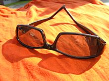 Archivo:Sunglasses on blanket