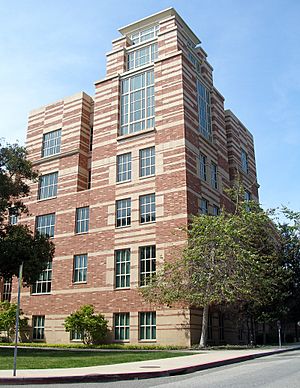 Archivo:UCLA School of Law library tower 2