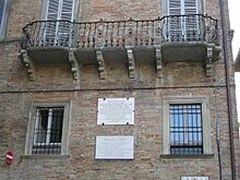 Urbino, targe virgilio vecchietti e polidoro virgili e balcone.JPG