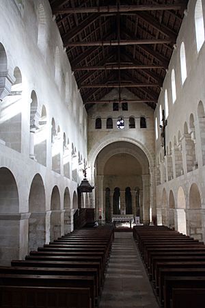 Archivo:Église Saint Étienne de Vignory - La nef