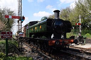 Archivo:4612 GWR Collett 57XX Cass at Ropley