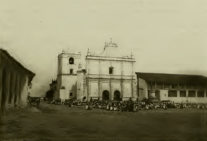 Archivo:A glimpse of Guatemala 151-Iglesia de Coban 1898