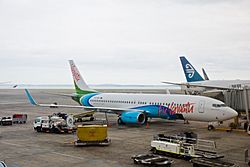 Archivo:Another view of Air Vanuatu's 737-800 YJ-AV1, Auckland, April 2008