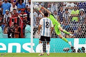 Archivo:Argentina vs mexico atajada dibu