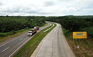 Archivo:BR 163 Cuiabá-Rondonópolis duplicada