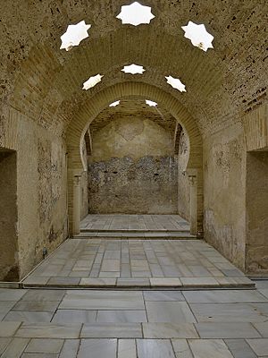 Archivo:Baños Árabes de Jaén (Hamman al-Walad). Sala fría