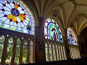 Archivo:Badajoz - Catedral, claustro, vidrieras 01