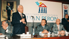 Archivo:Cafiero con Menem en el Instituto Universitario JDP