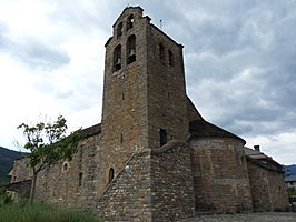 Castiello de Jaca - Iglesia San Miguel Arcángel - Torre y lateral.jpg