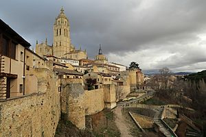Archivo:Catedral de Segovia, muralla suroeste y Cuesta de los Hoyos, desde el Museo de Segovia