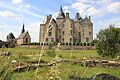 Château de Bourgon, chapelle et tour médiévale - vue d'ensemble