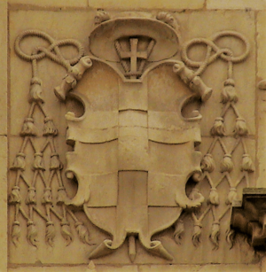 Archivo:Colegio Mayor de San Ildefonso (RPS 25-08-2007) escudo de armas del cardenal Cisneros