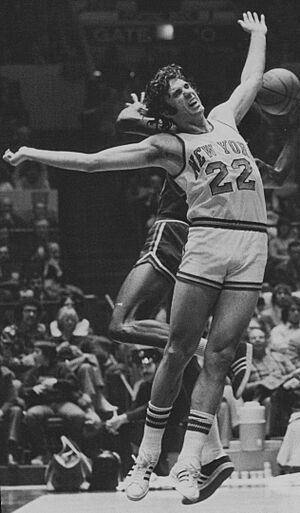 Archivo:Dave DeBusschere 1972