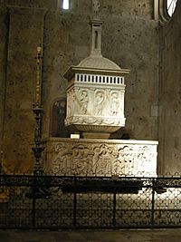 Archivo:Duomo di massa marittima, interno, vasca battesimale di giroldo da como (1267) con tabernacolo del 1447 00
