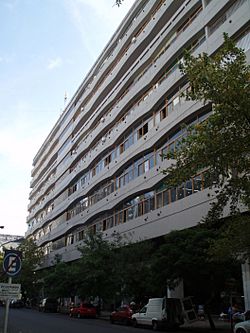 Archivo:Edificio Tres Facultades (calle 48)
