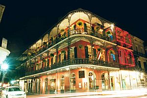 Archivo:Elaborate ironwork galleries on the corner of Royal and St. Peter streets New Orleans
