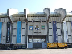 Archivo:Escudos y puerta en el estadio de Anoeta
