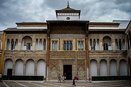Fachada del Palacio del rey don Pedro.jpg