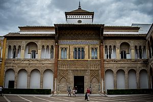 Archivo:Fachada del Palacio del rey don Pedro