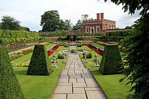 Archivo:Formal Garden, Hampton Court Palace, Surrey (geograph 2510706)